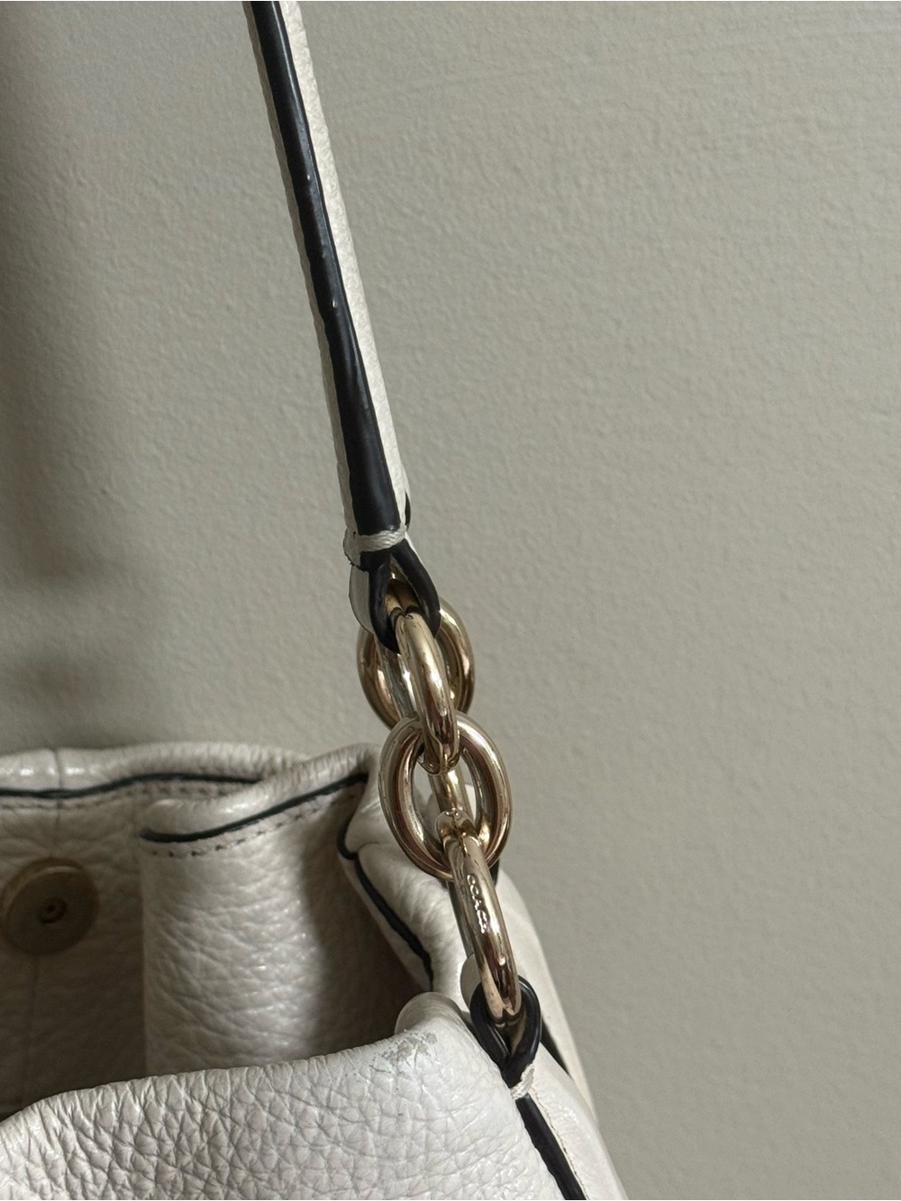 Coach White Pebbled Leather Shoulder Bag with Gold Hardware - Picture 4 of 10